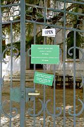 Eingangst�r des �kozentrums Beli