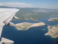 Reisebericht - mit tuifly.com nach Mali Losinj in Kroatien - ein Blick vom Flugzeug auf die Brcke vo Festland zur Insel Krk