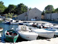 Bootshafen von Nerezine,<br>im Hintergrund eine alte �lm�hle