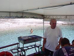 Kapit�n Mate beim Grillen von frischem Fisch