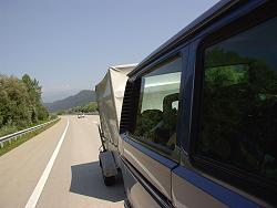 Bulli + Anh�nger + 6 Personen - eine reife Leistung durch die Alpen :-)