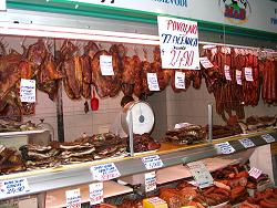 Prsut jedglicher Art und G�te auf einem Markt in Zagreb